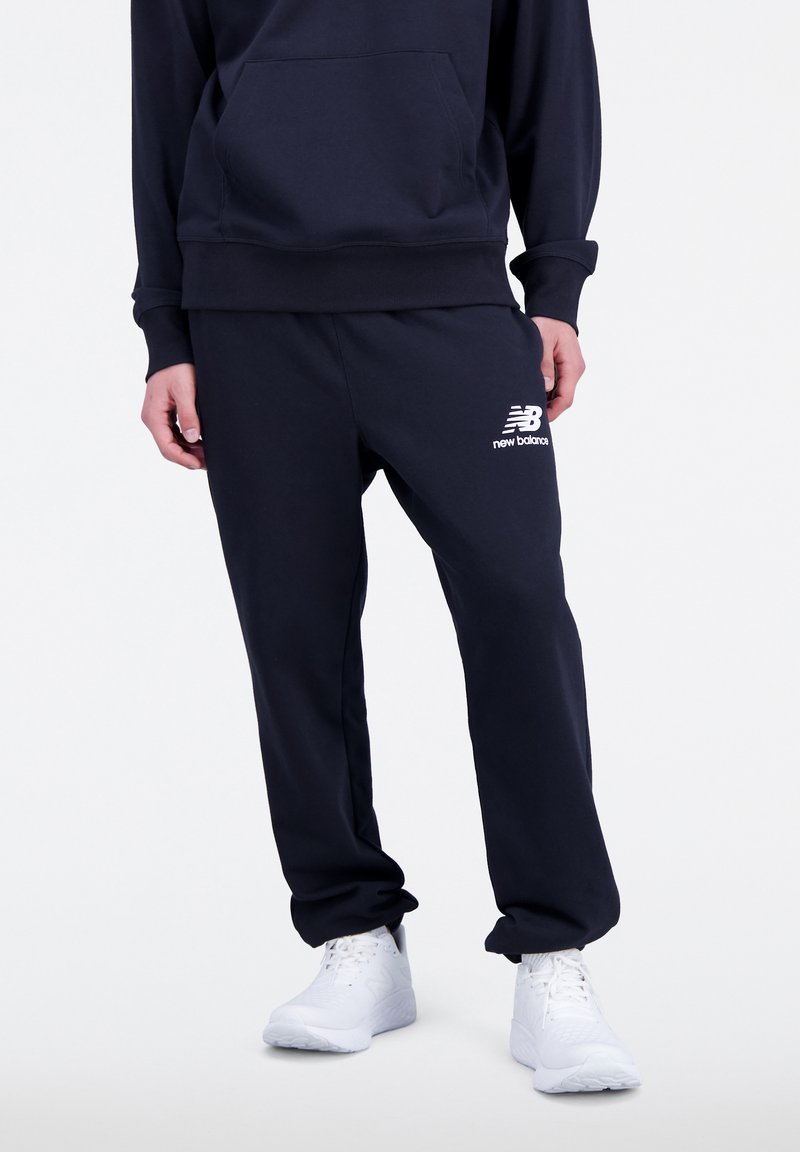 New Balance ESSENTIALS STACKED LOGO FRENCH TER - Pantalones deportivos - black