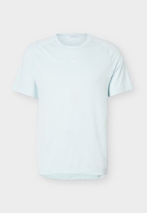 Svetlomodré tričko s krátkym rukávom a okrúhlym výstrihom, s jemným logom v strede na hrudi, zobrazené na jednoduchom svetlom pozadí.