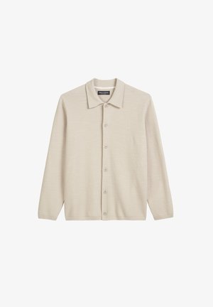 Beżowy sweter dzianinowy z kołnierzykiem, zapinany na guziki, z długimi rękawami i teksturowanym materiałem. Klasyczny wzór idealny do wszechstronnych stylizacji.