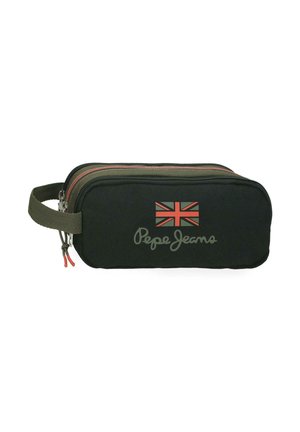Estuche rectangular negro con cremallera, asa verde, dos compartimentos y una bandera Union Jack en rojo y verde sobre el logo de "Pepe Jeans" en el frente.