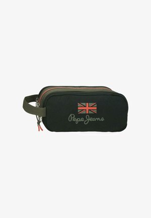 Estuche rectangular negro con cremallera, asa verde, dos compartimentos y una bandera Union Jack en rojo y verde sobre el logo de "Pepe Jeans" en el frente.
