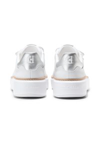 Sneakers bianchi in pelle con dettagli argentati, caratterizzati da un design ondulato e una suola bianca chunky. Nome del brand impresso sul tallone.