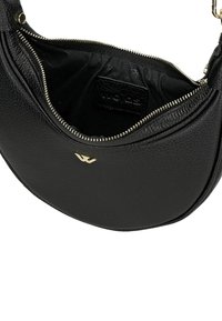 Černá ko�žená kabelka ve tvaru půl měsíce se zlatým zipem a malým zlatým emblémem, která ukazuje otevřený interiér s černou textilní podšívkou a vnitřní kapsou.