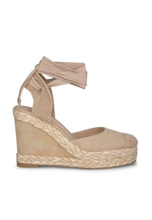 Beige wedge sandalen met een gevlochten jute platform en een gestructureerde enkelband. Heeft een ronde neus en een zachte suède bovenkant.