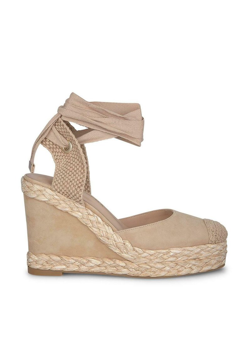Sandales compensées beiges avec une plateforme en jute tressé et une bride de cheville texturée. Comprend un bout rond et une tige en daim doux.