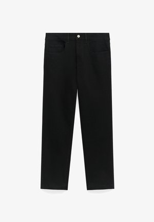 Czarne dżinsowe spodnie o prostym kroju, wyposażone w pięć kieszeni, szlufki na pasek oraz pojedynczy guzik w rozporku. Gładki, lekko teksturowany materiał.