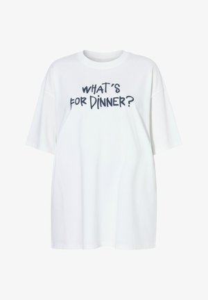 Biały oversize T-shirt z czarnym, ręcznie napisanym tekstem „CO NA OBIAD?” wyśrodkowanym z przodu.