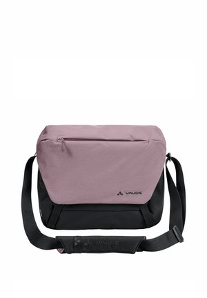 Borsa a tracolla incrociata lilla e nera con tracolla regolabile e tasca frontale con cerniera, marchiata con il logo Vaude.