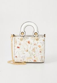 Balta rokassoma ar ziedu rakstu, izgatavota no sintētiska materiāla ar strukturētu formu. Aprīkota ar zelta ķēdes siksniņu un noapaļotu augšējo rokturi. Zelta aksesuāri.