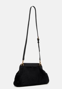 Borsa in ecopelliccia nera con una parte superiore strutturata, una tracolla removibile e dettagli in oro. Texture morbida con una forma arrotondata e un ampio interno.