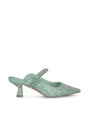Scarpa con tacco verde menta dotata di punta affusolata, design con ritagli e decorazioni. Presenta un tacco sottile e una cinghia alla caviglia con pietre decorative.