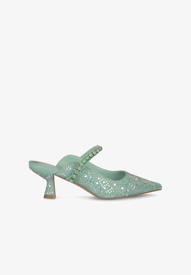 Zapato de tacón en verde menta con punta afilada, diseño con cortes y adornos. Cuenta con un tacón delgado y correa en el tobillo con piedras decorativas.