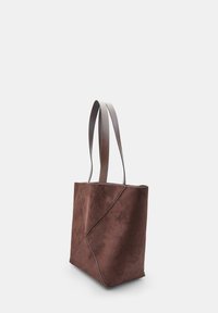 Braune Wildleder-Umhängetasche mit geometrischem Design und kontrastierenden hellen Nähten. Verfügt über zwei lange, flache Lederträger zum Tragen.