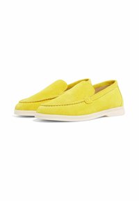 Mocassini in suede giallo con superficie liscia, punta arrotondata e suola bassa in gomma bianca. Dettagli di cuciture semplici sul davanti.