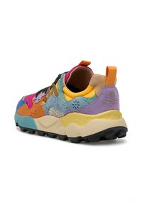 Sneaker multicolore caratterizzata da una combinazione di materiali in suede e mesh, con una suola spessa, dettagli testurizzati e un tassello sul tallone.