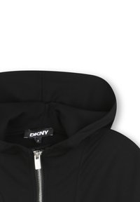 Czarna bluza DKNY z zamkiem błyskawicznym z przodu, charakteryzująca się miękką, gładką fakturą i pojemnym kapturem. Metka wskazuje rozmiar 8.