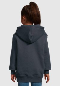 Dunkelgrauer Kapuzenpullover mit großer Kapuze, langen Ärmeln und lockerer Passform. Aus weichem Stoff gefertigt, mit gerippten Ärmelbündchen und Saum.