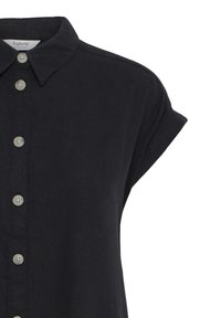 Chemise noire à manches courtes avec fermeture à boutons sur le devant et col classique, présentée du torse à l'épaule sur un fond blanc.