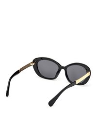 Gafas de sol negras con un acabado brillante, forma de ojo de gato, lentes grises y acentos en tono dorado en las varillas. Diseño elegante con brazos curvados.