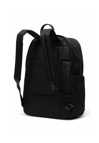 Sac à dos noir avec une forme rembourrée, des straps ajustables, une poche latérale et une texture lisse. Il présente un design épuré avec des détails de couture subtils.