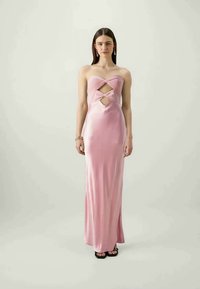 Ružový saténový maxi šaty s priliehavým korzetom, ktorý má dva výrezy na hrudi. Tkanina má hladkú, lesklú textúru.
