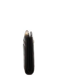 Portafoglio in ecopelle effetto coccodrillo marrone, design verticale con hardware dorato, caratterizzato da dettagli cuciti, una texture liscia e numerosi scomparti per carte.