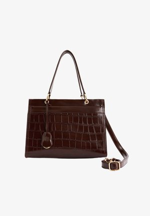 Bruine nepleer handtas in krokodillenlook met een verlengde vorm, dubbele handvatten bovenaan en een afneembare schouderband. Bevat gouden hardware.
