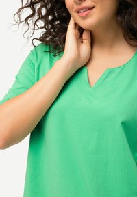 Ulla Popken A-LINIE HALBARM - T-shirt con stampa - spring green