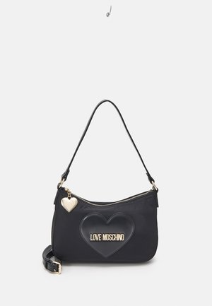 Sac épaule noir en nylon à la forme arrondie, arborant un design de coeur brillant et le logo « LOVE MOSCHINO » en doré, agrémenté d'un pendentif cœur doré.