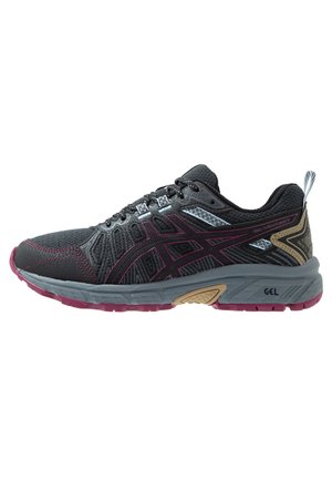 Chaussure de course noire et grise avec des accents bordeaux, empeigne en mesh, semelle amortissante avec technologie GEL, et languette au talon.