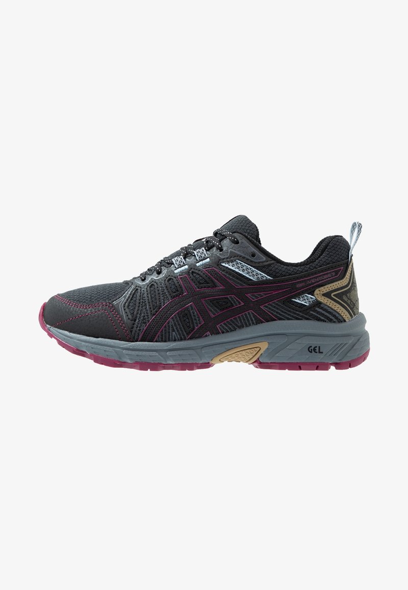 Chaussure de course noire et grise avec des accents bordeaux, empeigne en mesh, semelle amortissante avec technologie GEL, et languette au talon.