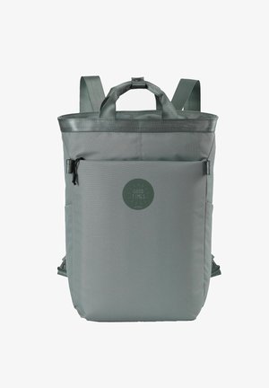 Grauer Stoff-Rucksack mit rechteckiger Form. Verfügt über verstellbare Träger, einen oberen Griff und ein rundes Logo, mit einer glatten Textur.