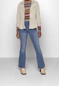 ONLY Petite Tunn jacka - beige