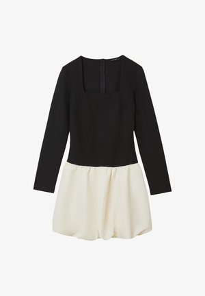 Robe noire à manches longues avec un décolleté carré, dotée d'une jupe blanche froncée en tissu doux et d'une fermeture éclair dissimulée au dos.