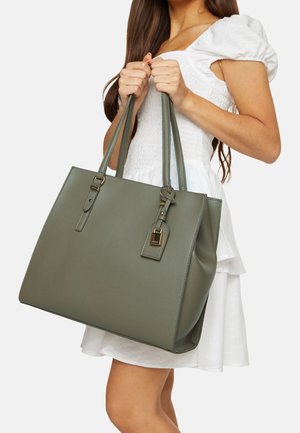 Grøn læder totebag med dobbelte håndtag, der har en rektangulær form, subtile teksturer og en dekorativ guld låseaccent.