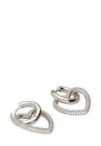 Srebrne kolczyki z przeplatającymi się kształtami serc, jedno gładkie, a drugie ozdobione małymi, przezroczystymi kryształkami, oferujące błyszczące metaliczne wykończenie.