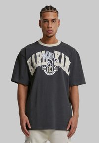 Karl Kani - TEE - Print T-shirt - anthracite lightsand Thumbnail Image 1