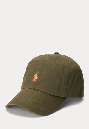 Olivgrüne Baseballkappe mit gebogenem Schirm und kleinem orangefarbenem Polo-Spieler-Logo, das vorne in der Mitte gestickt ist.