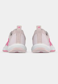 Rosa og hvite trening sko med mesh-overdeler, polstrede såler og tydelige hælhemper merket "TRAINING." Avslappet design og lett tekstur.