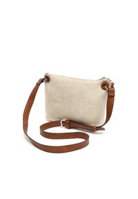 Borsa a tracolla di colore crema, con una tracolla in pelle marrone, dotata di chiusura con zipper e accenti in metallo.