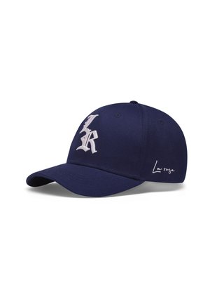 Marineblauwe baseballcap met witte geborduurde gotische letters "LR" aan de voorkant en "La riega" aan de zijkant.