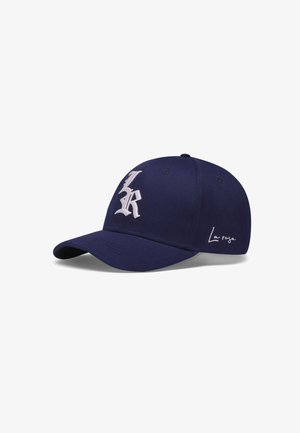 Marineblauwe baseballcap met witte geborduurde gotische letters "LR" aan de voorkant en "La riega" aan de zijkant.