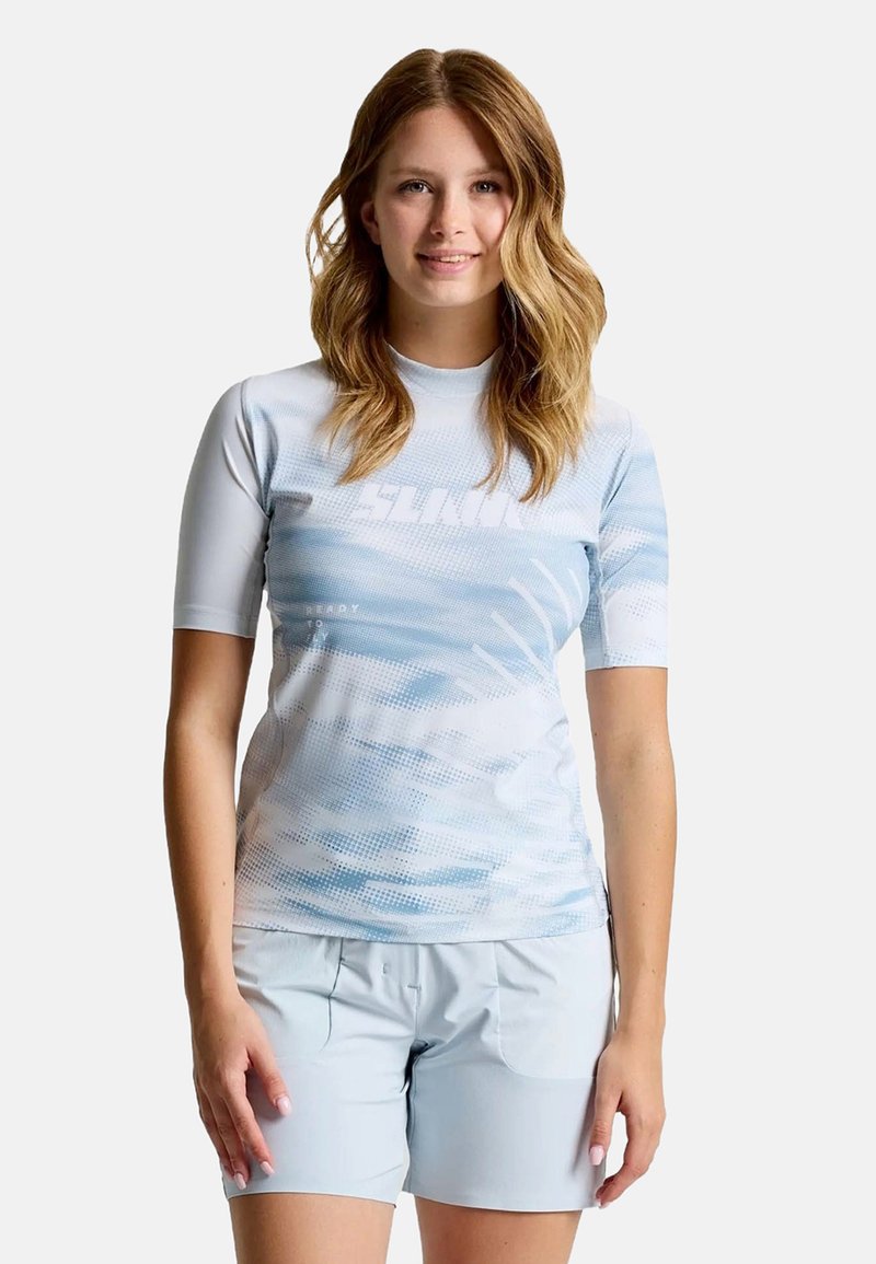 Lichtblauwe rash guard met korte mouwen, voorzien van een golfpatroon en een wit logo, gecombineerd met lichtblauwe shorts met twee voorzakken.