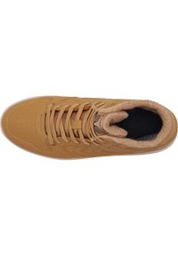 Tanowe skórzane sneakersy o teksturowanej powierzchni, z sznurowanym zapięciem, wyściełanym kołnierzem w kolorze brązowym oraz białą gumową podeszwą. Perforowane detale w pobliżu palców.