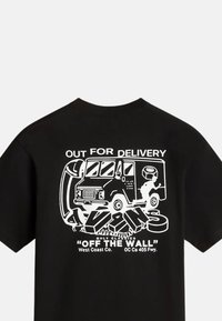 Camiseta negra con ilustración gráfica blanca de un camión de entrega y el texto "EN RUTA DE ENTREGA". Mangas cortas, corte estándar, material de algodón.