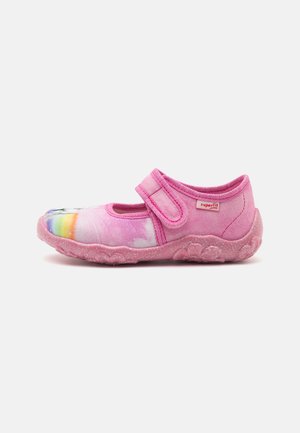 Chaussure rose avec une sangle Velcro, arborant un motif tie-dye sur le tissu et une semelle en caoutchouc texturée et pailletée. Design à bout rond et fermé.