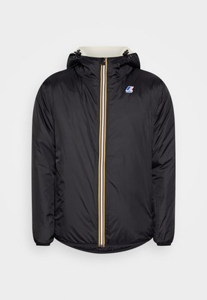 Giubbotto imbottito nero con cappuccio, zip completa con strisce gialle e blu, e un piccolo logo sul lato sinistro del petto. Finitura liscia.