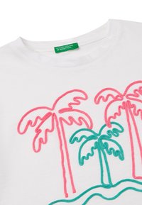 Bílá bavlněná tričko s vyšitým designem palmového stromu v růžové a zelené barvě. Kulatý výstřih, jemná textura, lehký materiál. Viditelná značka.