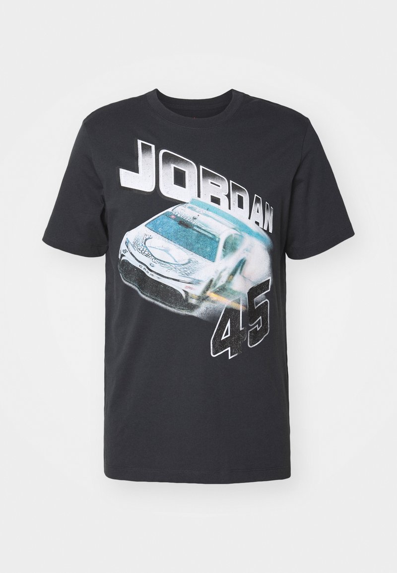 Czarny bawełniany t-shirt z grafiką wyścigowego samochodu i napisem "JORDAN 45" w wyraźnych białych literach. Krótkie rękawy, okrągły dekolt.