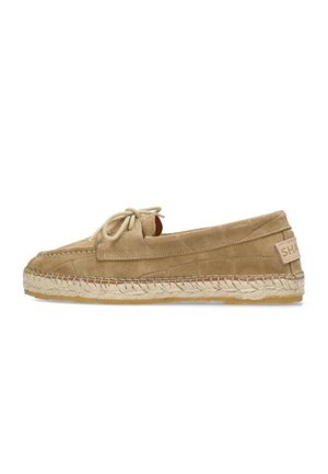 Beige suède espadrille met een ronde neus, gestructureerd oppervlak, veterdetail en een gevlochten jute zool. Voorzien van een merkaccent op de hiel.